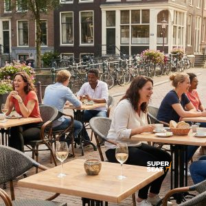 Super-Seat | Terrassenstühle und -tische für die Gastronomie und den Garten | Graue Textilstühle, Eichentische, Metallräder; urbane Terrasse am Wasser. | Catering Möbel