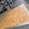 Super-Seat | Mobiele dansvloer voor buiten | Houten vloer met messing rand, warmbruin hout, goudkleurige metalen afwerking, ca. 15m2. | Horecameubilair