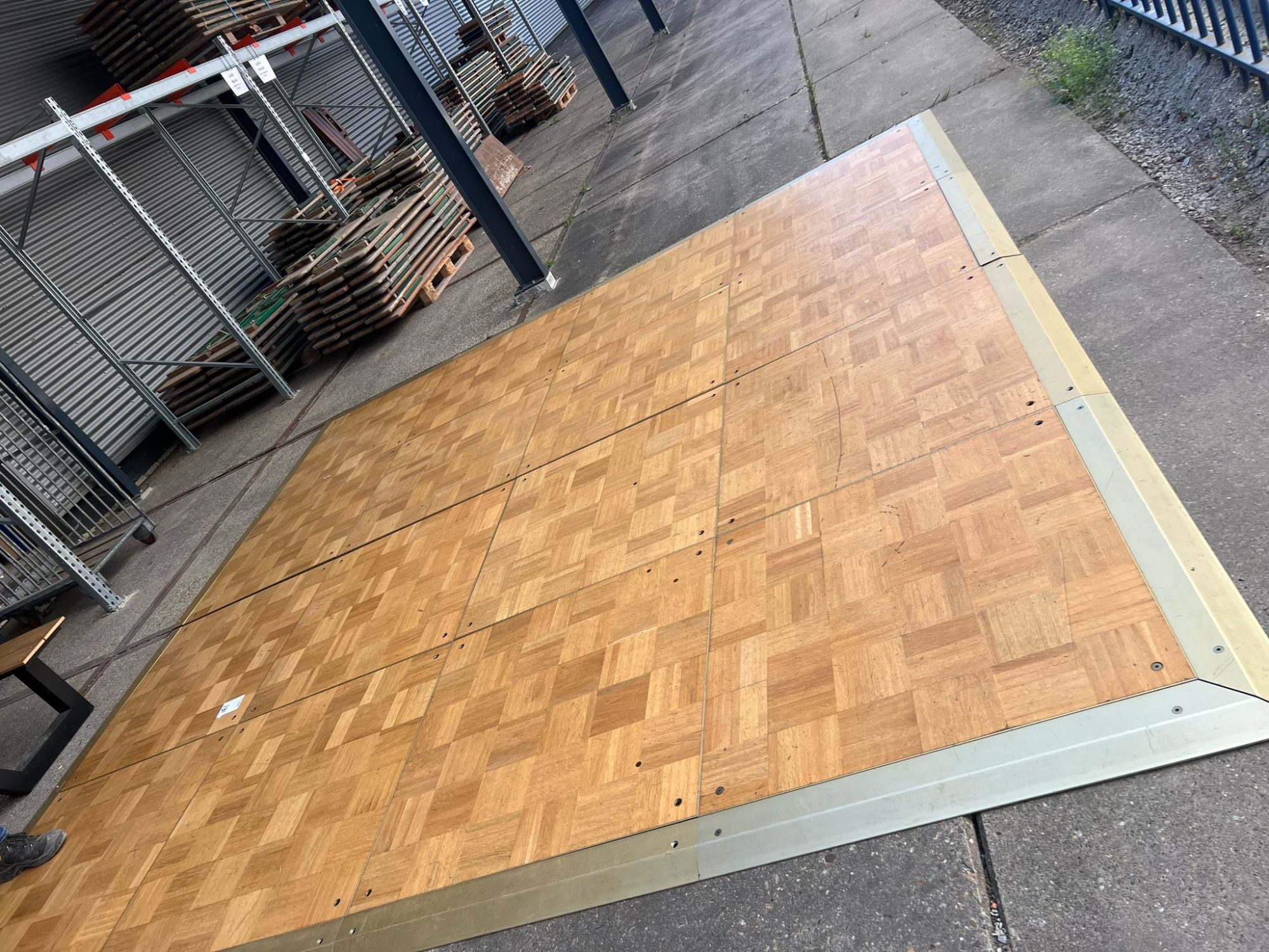 Super-Seat | Mobiele dansvloer voor buiten | Houten vloer met messing rand, warmbruin hout, goudkleurige metalen afwerking, ca. 15m2. | Horecameubilair