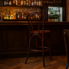 Super-Seat | Vienna Thon No 18 Holzbarhocker Braun | Donkerbruine houten barstoel voor donkerhouten bar; warme sfeer, glas & drank op plank. | Horecameubilair