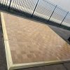 Super-Seat | Das Mobiltelefon dansvloer | Houten vloer met karierte Patrouille, messing Rand, gebaut auf Beton, vlakbij Metallen hek und weiß gebouw. | Horecameubilair