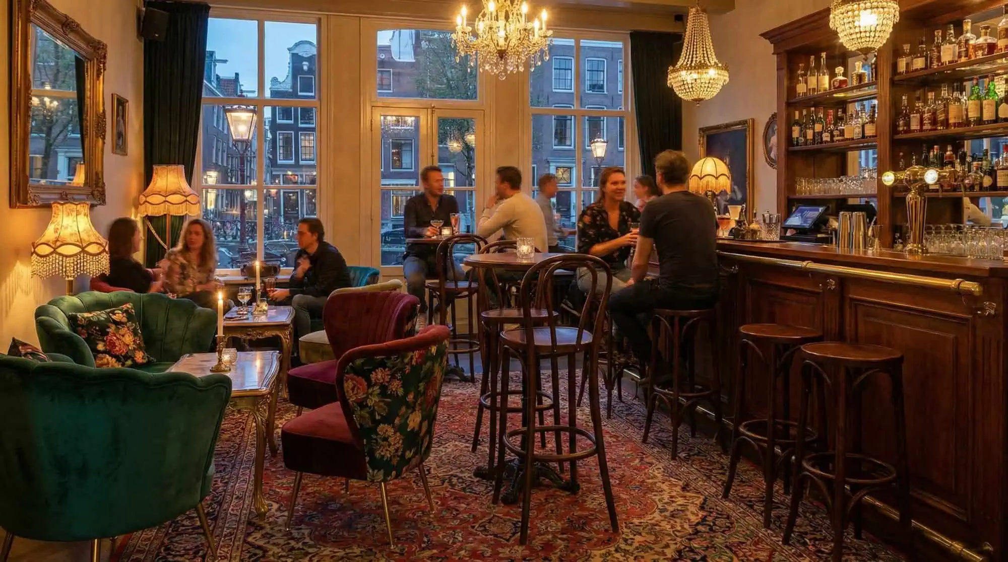 Super-Seat | Braune Barhocker aus Holz, Vintage-Stühle, Tische und geblümte Sessel in warmer Atmosphäre. | Catering Möbel