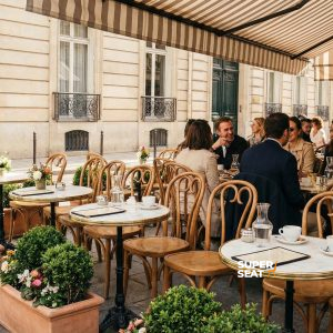 Super-Seat | Terrassenstühle und -tische | Außencafé mit Stapelstühlen aus natürlichem Kunststoff, Holzstühlen, runden Tischen und Blumentöpfen. | Catering Möbel