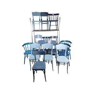 Super-Seat | Fünfzehn blaue Vintage-Holz-Caféstühle aus dem Thonet Mix Set | Blau lackierte Holzstühle, teilweise auf einem Metallgestell gestapelt, Vintage-Look. | Catering Möbel