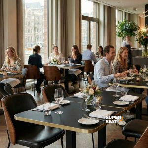 Super-Seat | New York Design Stühle Holz Schwarz Leder | Modernes Geschäft mit Holzböden, schwarzen Holzstühlen mit Leder und stilvollen Tischen. | Catering Möbel