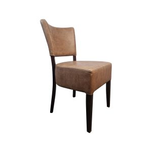 Super-Seat | Ein brauner Leder-Esszimmerstuhl mit gebogener Rückenlehne und dunklen Holzbeinen | Bruine, leren eetkamerstoel met gebogen rug en donkere houten poten. | Horecameubilair
