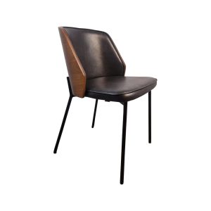 Super-Seat | Die New York Design Stühle Holz schwarz Leder | Schwarzes Leder sitzt auf dem Teppich, hat keine Akzente, schwarzes Metall macht es möglich. | Horecameubilair