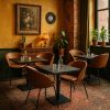 Super-Seat | Gemütliches Restaurantinterieur in Portland | Vier Holztische, cognacfarbene Ledersessel, gemusterter Teppich, Pflanzen, senfgelbe Wände. |. | Catering Möbel
