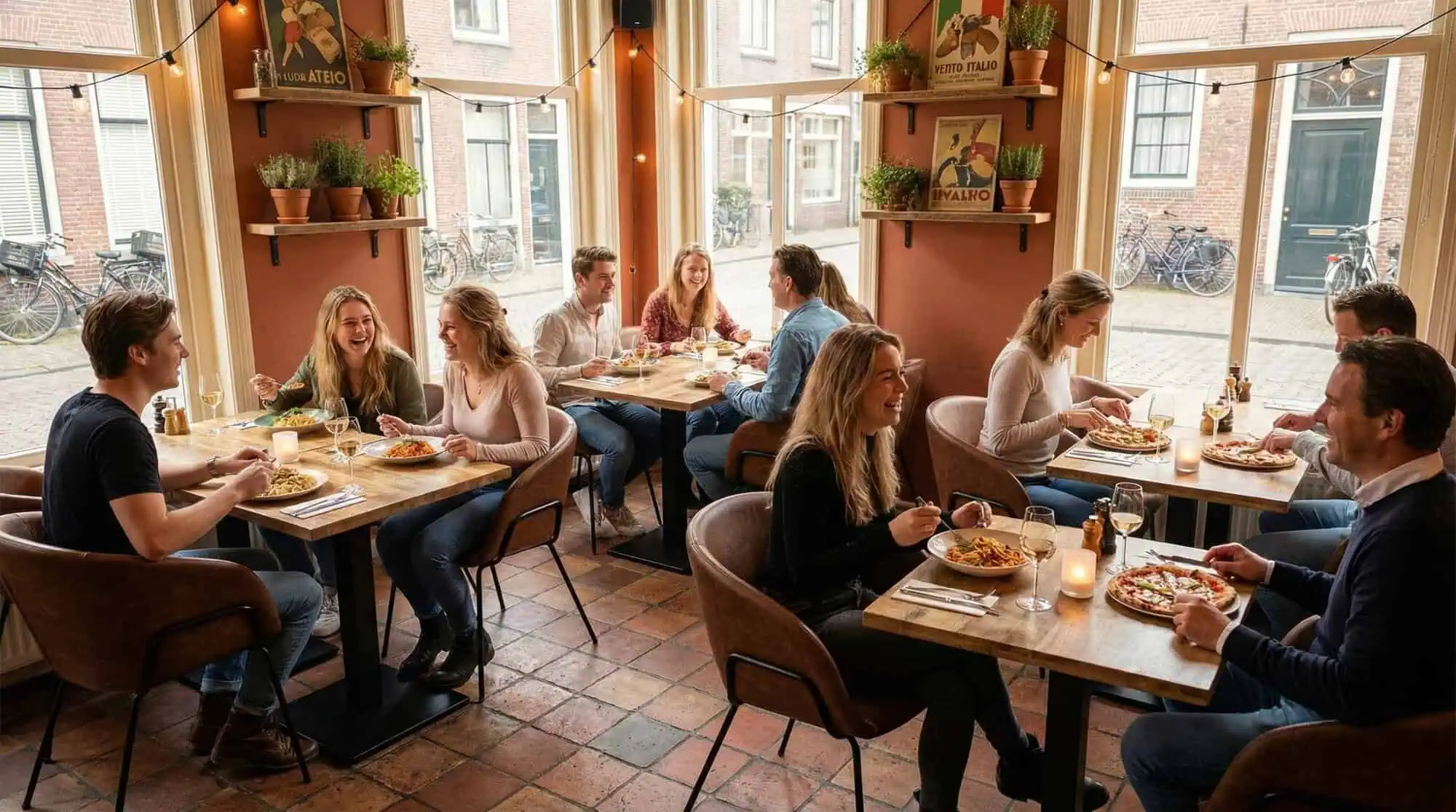 Super-Seat |Cognacfarbene Lederstühle, Holztische, Barhocker und große Fenster mit Pflanzen. | Catering Möbel