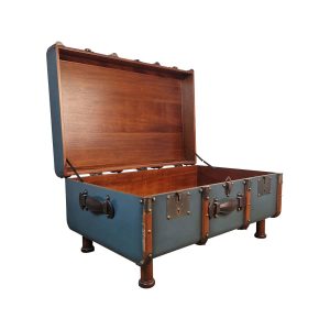 Super-Seat | Blauer Koffertisch mit Holzinterieur, Metallakzenten und kurzen Metallbeinen. | Catering Möbel