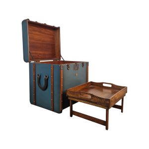 Super-Seat | Blauer Koffer-Beistelltisch mit braunen Lederriemen, Metalldetails, neben einem weißen Tabletttisch. | Catering Möbel