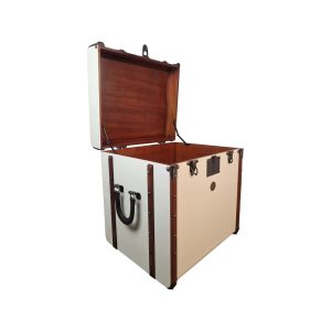 Super-Seat | Ein großer, rechteckiger, cremefarbener Authentic Models Beistelltisch; mit Holz, braunen Lederriemen, schwarzen Metalldetails |. | Catering Möbel