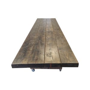 Super-Seat | The Jorg fahrbarer Gartentisch aus Gerüstholz 330x90cm | Lange rechthoekige tafel van donker steigerhout op zwenkwielen, grove houtnerf zichtbaar |. | Horecameubilair
