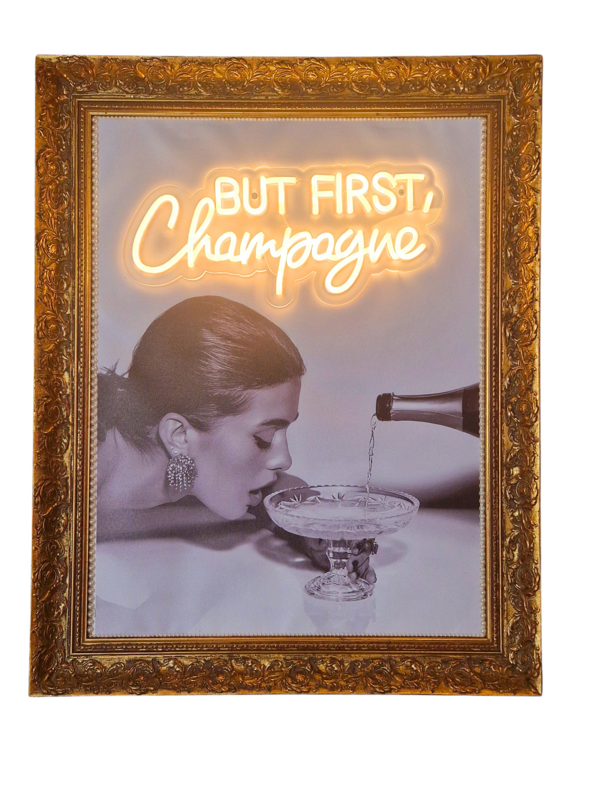 Super-Seat | Die 'CHAMPAGNE' neon kunst in antiek houten lijst (80x65cm) | Antiek houten lijst, zwart-wit foto, neonlichttekst in warm wit. | Horecameubilair