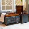 Super-Seat | Blaue Holzkoffertische mit braunen Lederakzenten und Metalldetails. | Catering Möbel