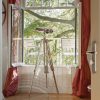 Super-Seat | Zwei weiße Metallstühle auf dem Balkon, Blick auf grüne Bäume, roter Vorhang. | Catering Möbel