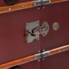 Super-Seat | Nahaufnahme der Authentic Modelle 'Pop up' Bar in weinrotem Gehäuse | Tief weinrotes Gehäuse, Holzlatten, Metallscharniere und Nieten, Lederriemen. | Catering Möbel
