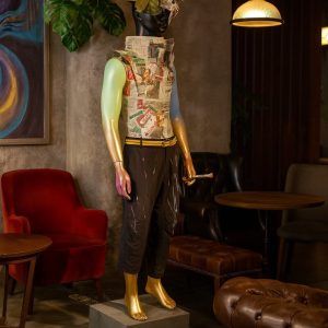Super-Seat | Stahlstühle, Holztische; schwarz, gold und braun mit industriellen und modernen Materialien. | Catering Möbel