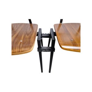 Super-Seat | Chairlink chair link stack 25 XXL tbv link chairs Zwei Holzstühle mit schwarzem Metallrahmen, verbunden durch ein zentrales Metallglied. | Catering Möbel