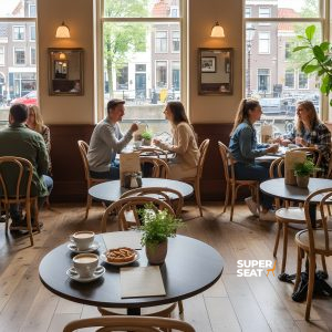 Super-Seat | Café Interieur | Melamintische aus brauner Eiche (67cm), Holzstühle, große Fenster; Tische mit Pflanzen & Kaffeetassen. | Catering Möbel