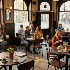 Super-Seat | Bruin eiken melamine tafelbladen 67x67cm Eiken tafels en houten stoelen, planten op tafel, zonnig café, sociale sfeer. | Horecameubilair