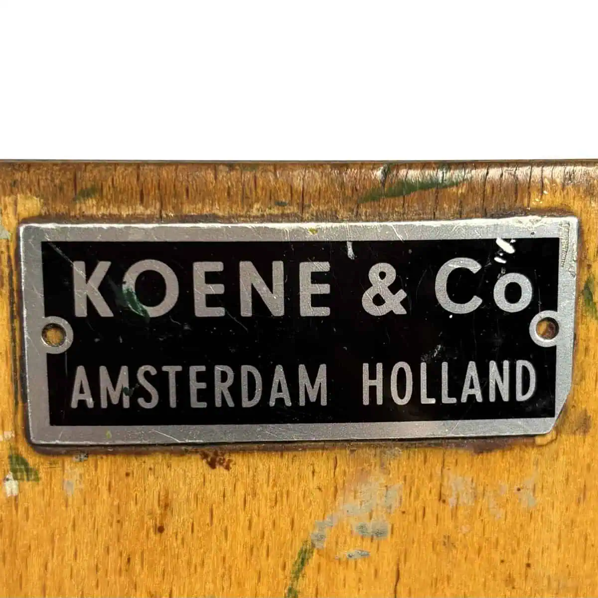 Super-Seat |Metall-Namensschild auf Tisch mit schwarz-goldener Platte und schwarzem Sockel, weißer Text. | Catering Möbel