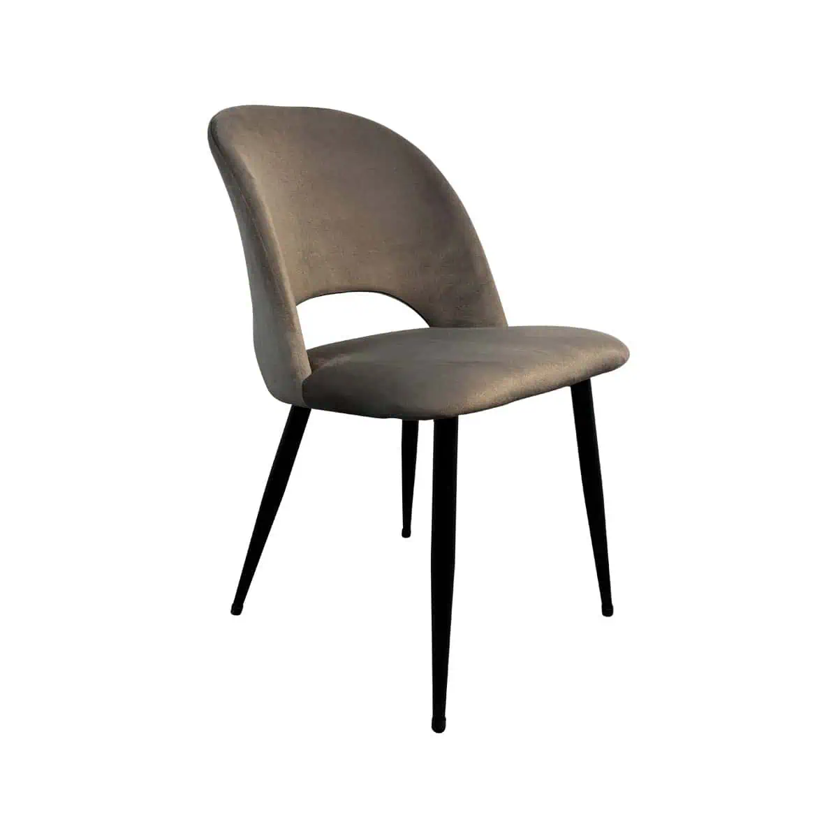 Super-Seat |Maison design chairs velour Mocha|Hellbrauner Veloursstuhl mit geschwungenem Teppich und schlanken schwarzen Beinen, auf weißem Hintergrund. | Catering Möbel