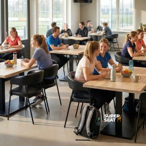 Super-Seat | Horeca tafels massief eikenblad Massief eiken tafels met zwarte onderstellen, omringd door moderne stoelen in lichte kleuren. | Horecameubilair