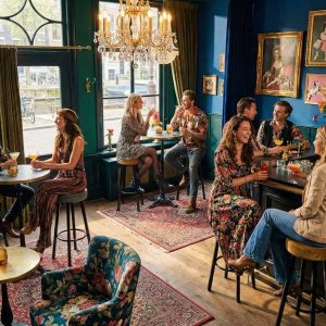 Super-Seat | Barhocker aus schwarzem und ockerfarbenem Velours, Holztische, Metallstühle in einem bunten Café. | Catering Möbel