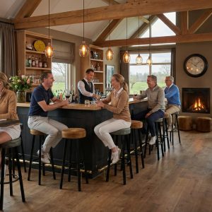 Super-Seat | Industrielle Barhocker schwarzer ockergelber Velours | Barhocker aus schwarzem und ockergelbem Velours, Holztische, große Fenster, Holzbalken, Kamin. | Catering Möbel