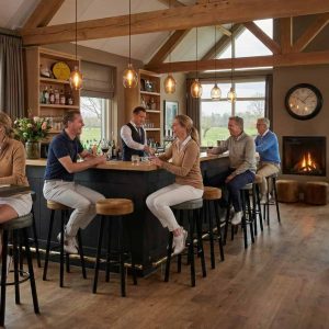 Super-Seat | Industrielle Barhocker schwarzer ockergelber Velours | Barhocker aus schwarzem und ockergelbem Velours, Holztische, große Fenster, Holzbalken, Kamin. | Catering Möbel