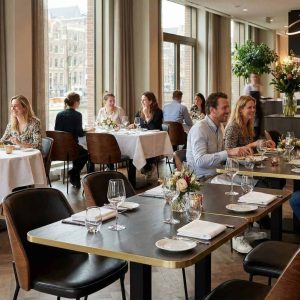 Super-Seat | Hospitality Tische Urban Melamin Messing 67x67cm Messingfarbene Melamintische, weiße Tischdecken, moderne Stühle, Blumen auf dem Tisch. | Catering Möbel