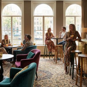 Super-Seat | Bar Interior Inspiration | Samtstühle, Barhocker aus Messing und Tische an großen Fenstern mit Goldakzenten und Holzregalen. | Catering Möbel