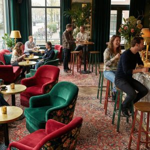 Super-Seat |Blumenstühle, runde Holztische, Marmorbar, Lederbarhocker, große Fenster. | Catering Möbel