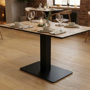 Super-Seat | Modern Restaurant Interieur | Donkerhouten tafel met vier houten stoelen, wit servies, glazen en bestek op houten vloer en bakstenen muur. | Horecameubilair