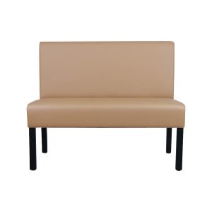 Super-Seat | Hellbeiges Stoffsofa mit gerader Rückenlehne und Sitzfläche, vier schwarze Metallbeine, weißer Hintergrund. | Catering Möbel
