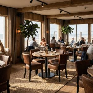 Super-Seat | Ein Restaurant mit Holzwänden und großen Fenstern. Stühle und Tische aus Holz, Barhocker aus Metall, viel Licht, Pflanzen. | Catering Möbel