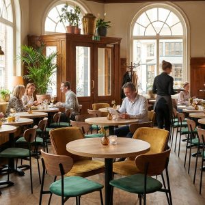 Super-Seat | Was Sie antreffen werden, sind Stühle, Tische... | Stühle und Tische aus Holz, Rindenhocker aus Metall, Picknicktische an Fenstern mit viel Licht und Pflanzen. | Catering Möbel